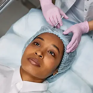 Cliënt wordt voorbereid op een cosmetische behandeling