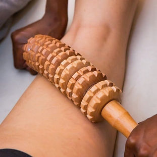 Maderotherapie met houten massage-instrumenten